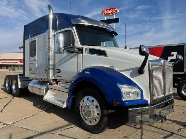 2023 Kenworth T880 - image 2