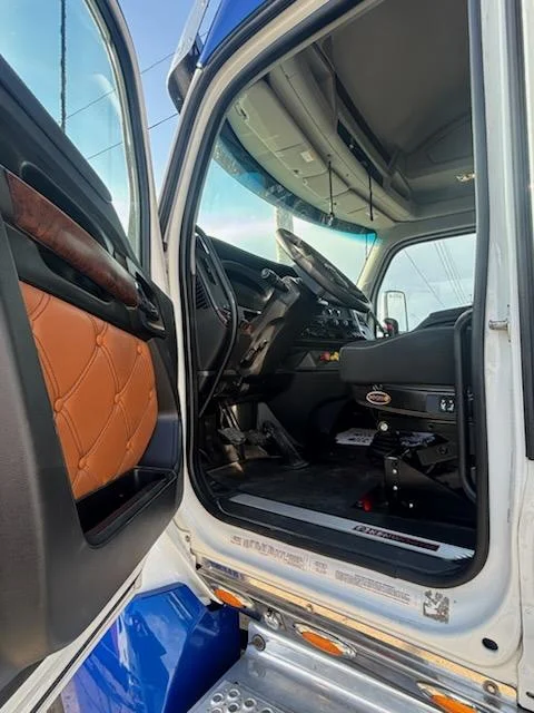 2023 Kenworth T880 - image 12