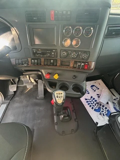 2023 Kenworth T880 - image 7