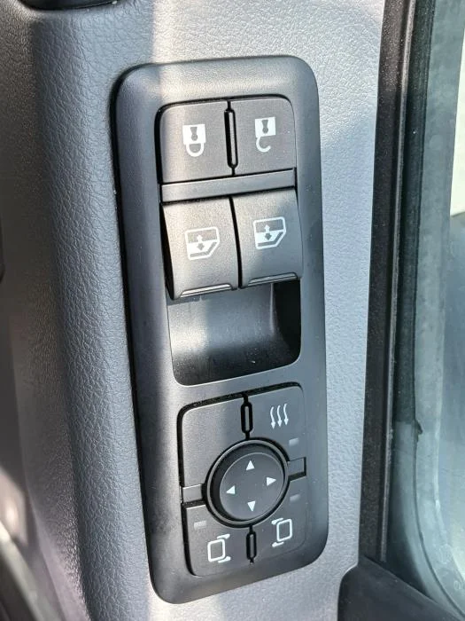 2027 International LT — photo 13