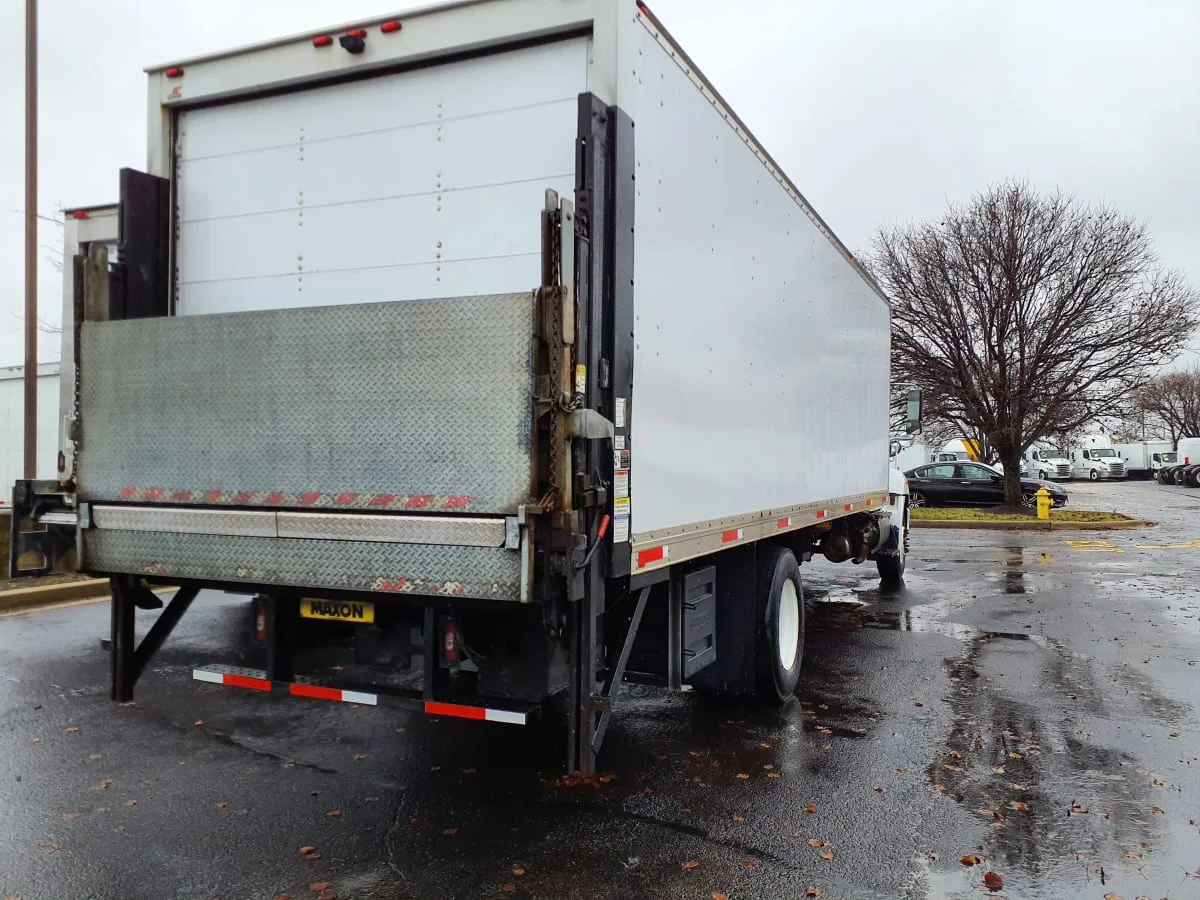 2016 Hino 338 - image 4