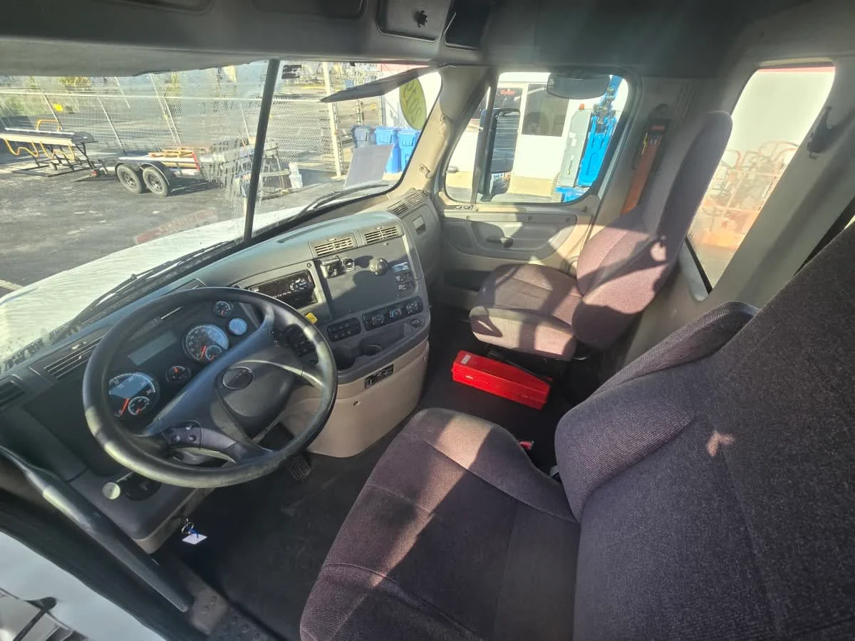 2019 Freightliner Cascadia in Tampa, FL — photo 7