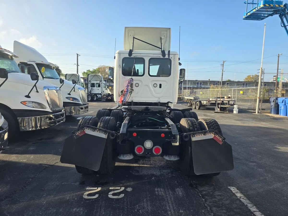 2019 Freightliner Cascadia in Tampa, FL — photo 5