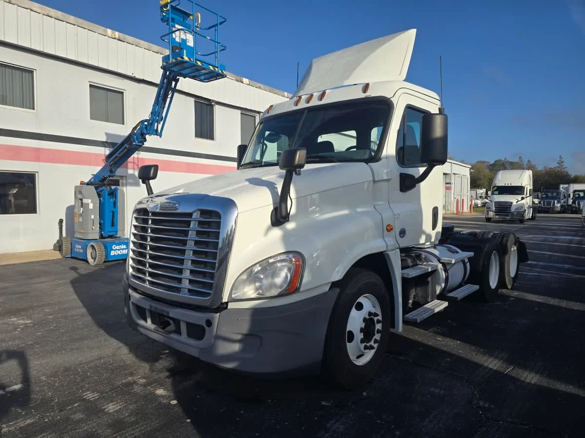 2019 Freightliner Cascadia in Tampa, FL — photo 3