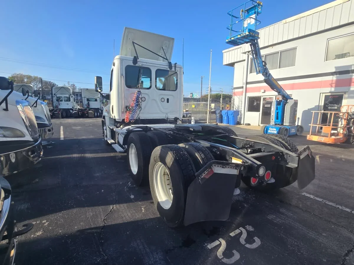 2019 Freightliner Cascadia in Tampa, FL — photo 4