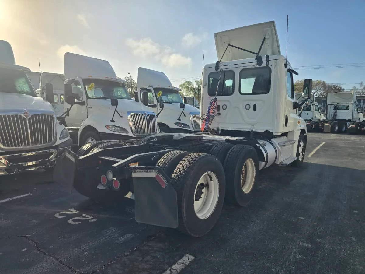 2019 Freightliner Cascadia in Tampa, FL — photo 6