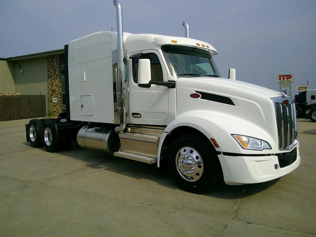 2027 Peterbilt 579 in Fargo, ND — photo 2