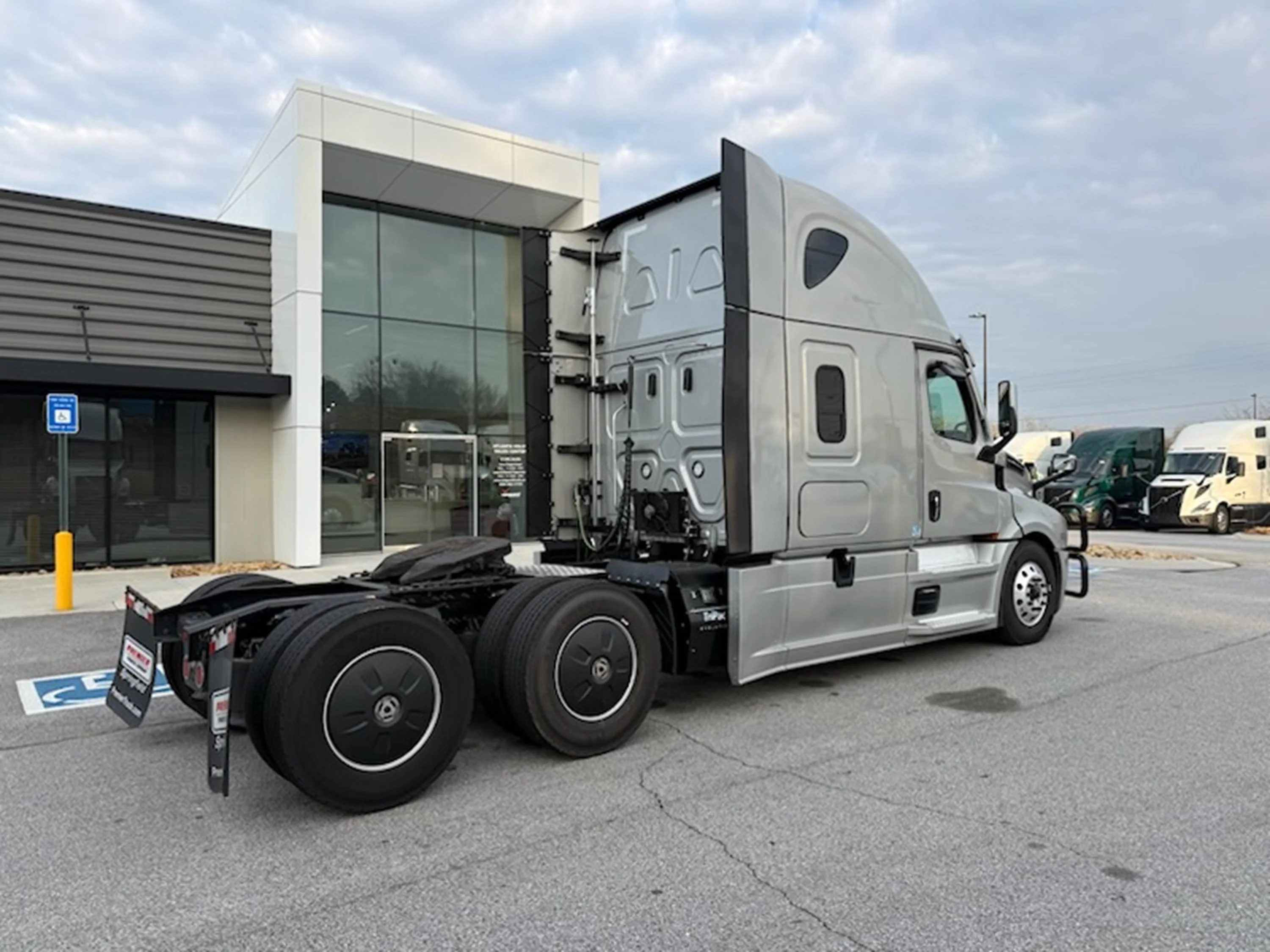 2024 Freightliner Cascadia - image 3