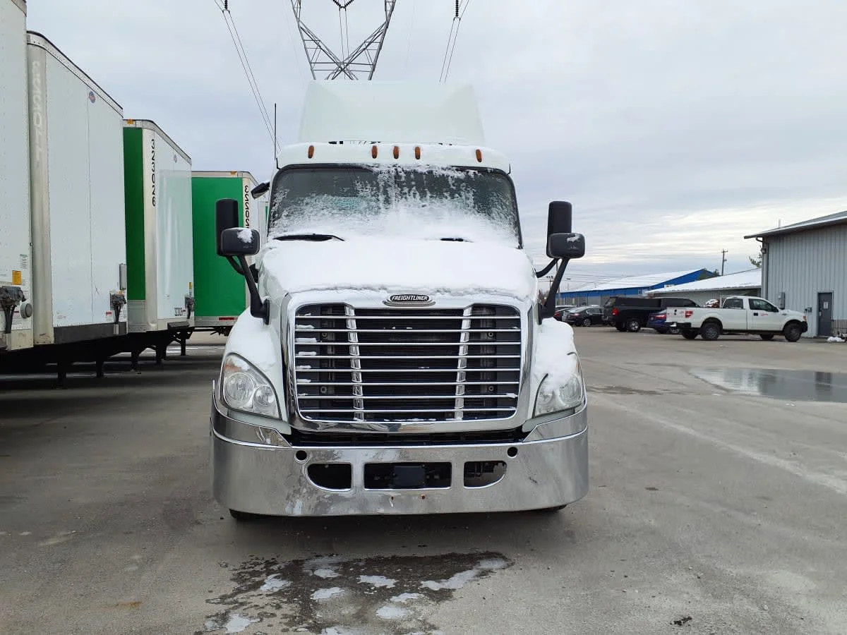 2019 Freightliner Cascadia - image 2