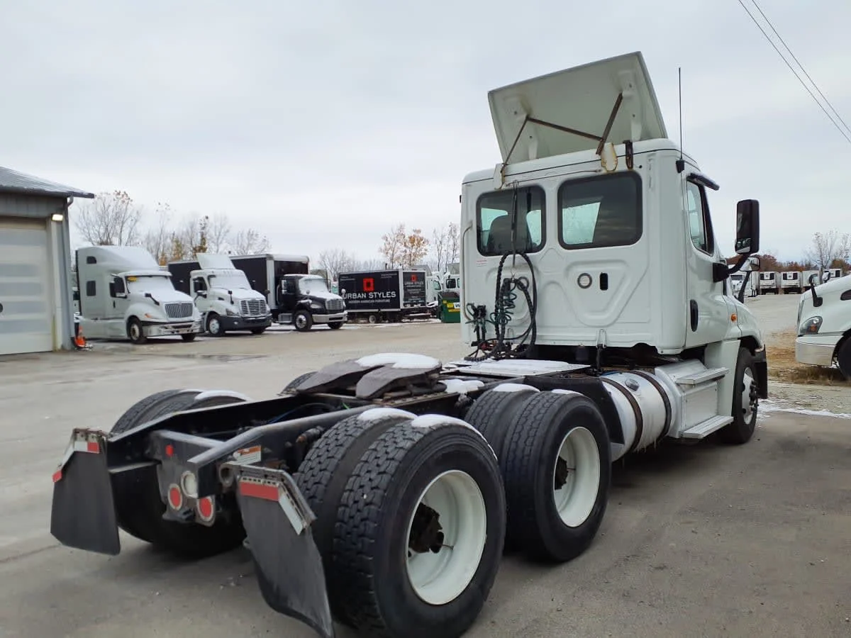2019 Freightliner Cascadia - image 4