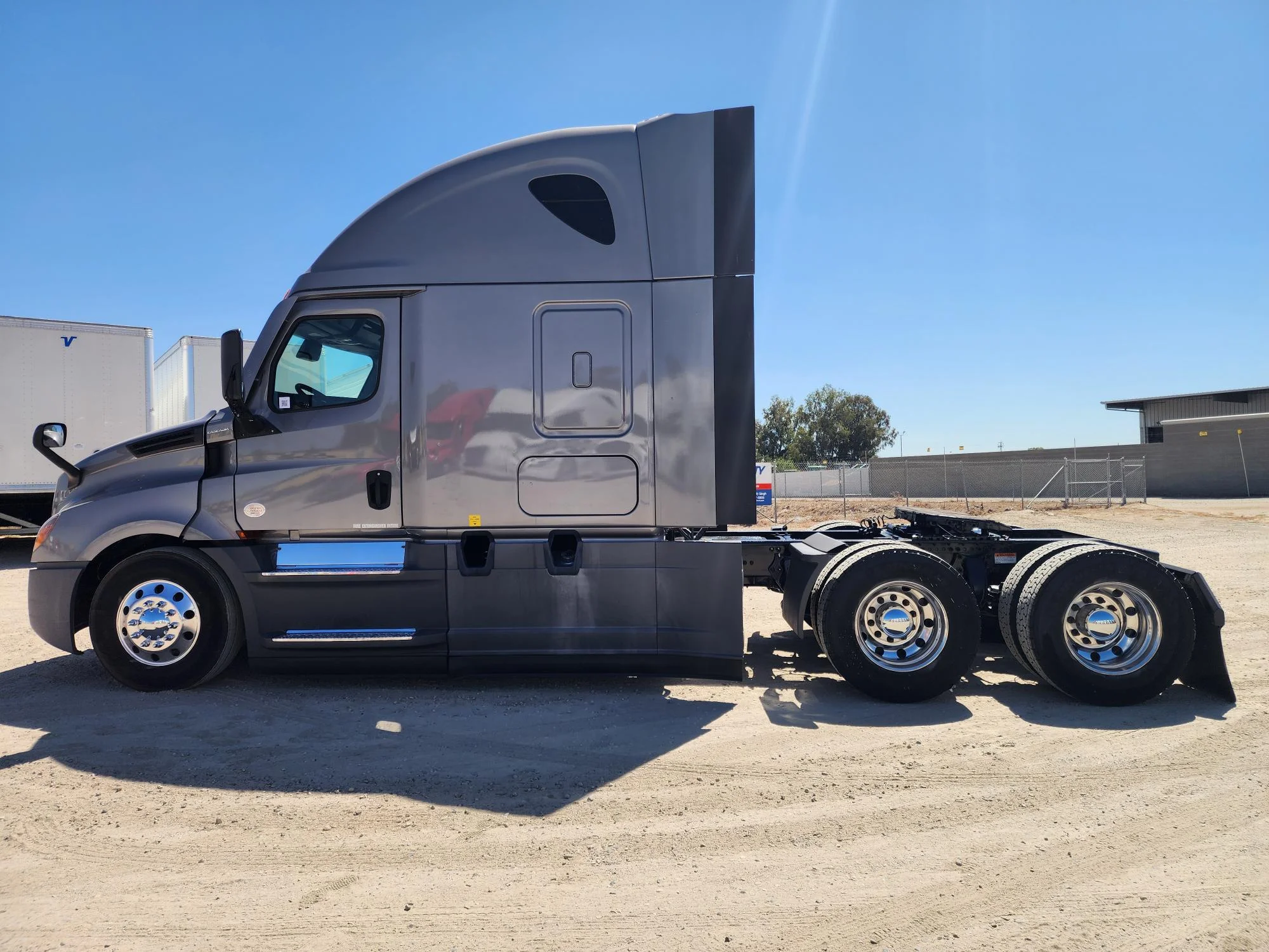 2021 Freightliner Cascadia in Fresno, CA — photo 3