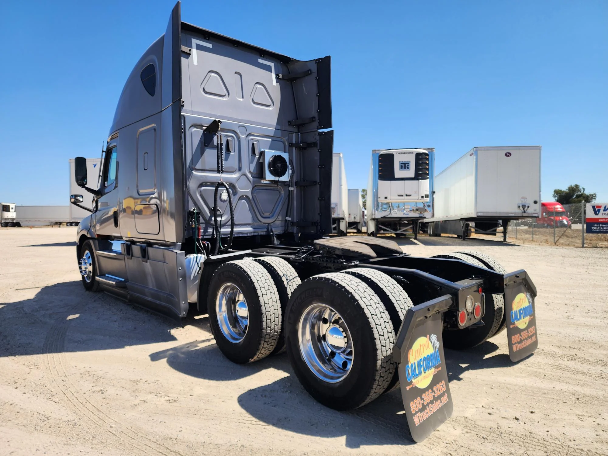 2021 Freightliner Cascadia in Fresno, CA — photo 4
