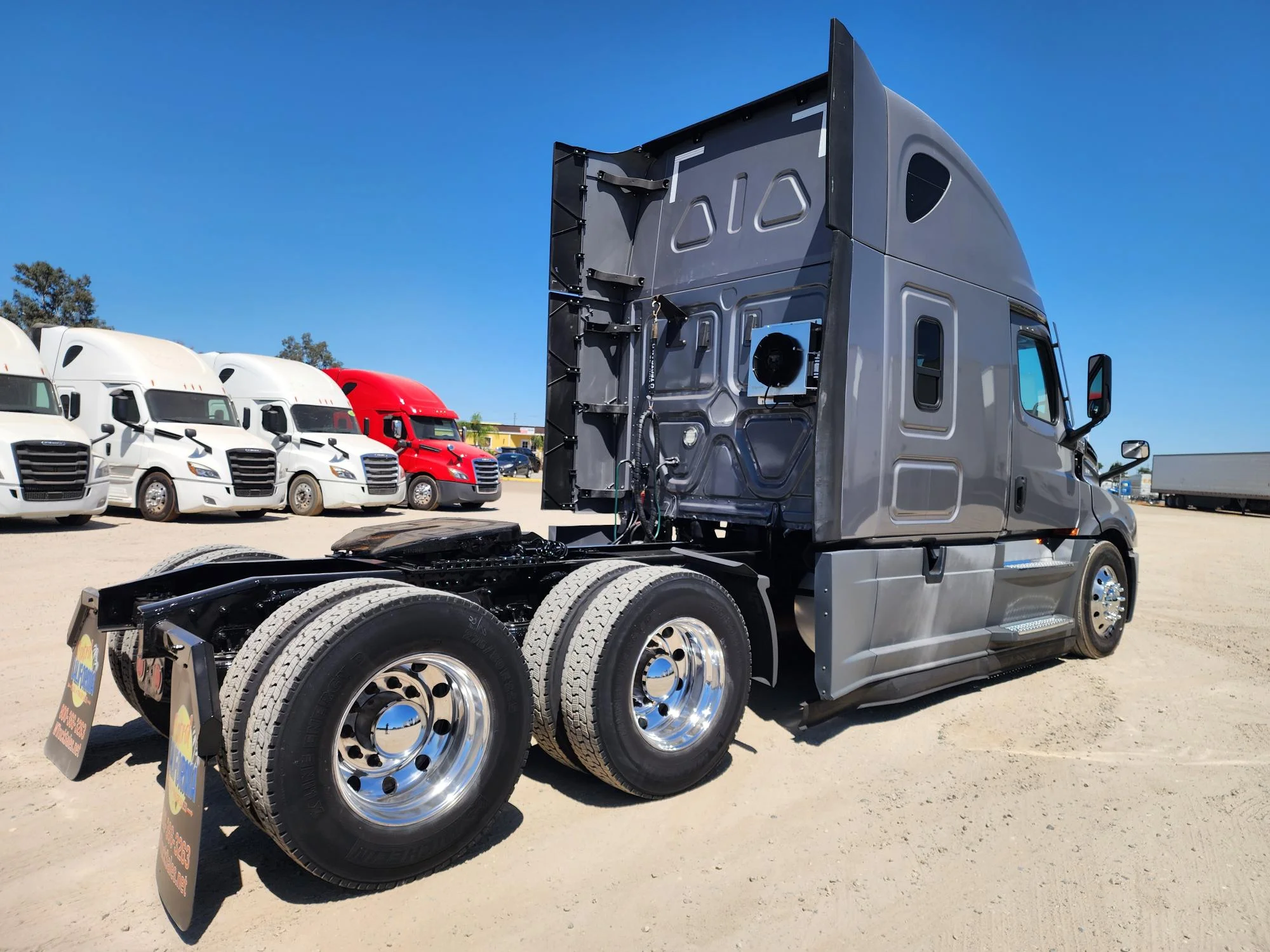 2021 Freightliner Cascadia in Fresno, CA — photo 6