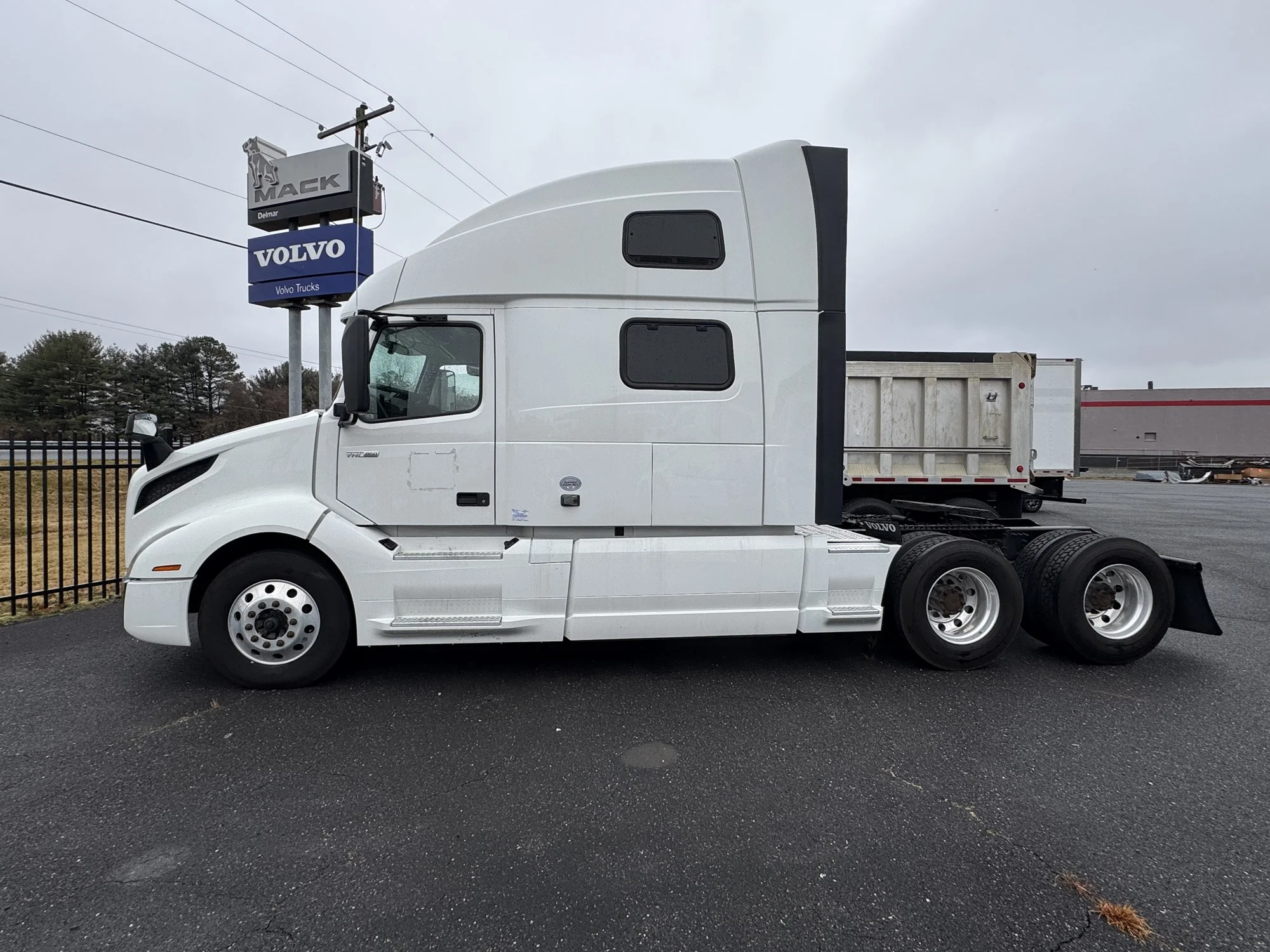 2023 Volvo VNL 860 - image 3
