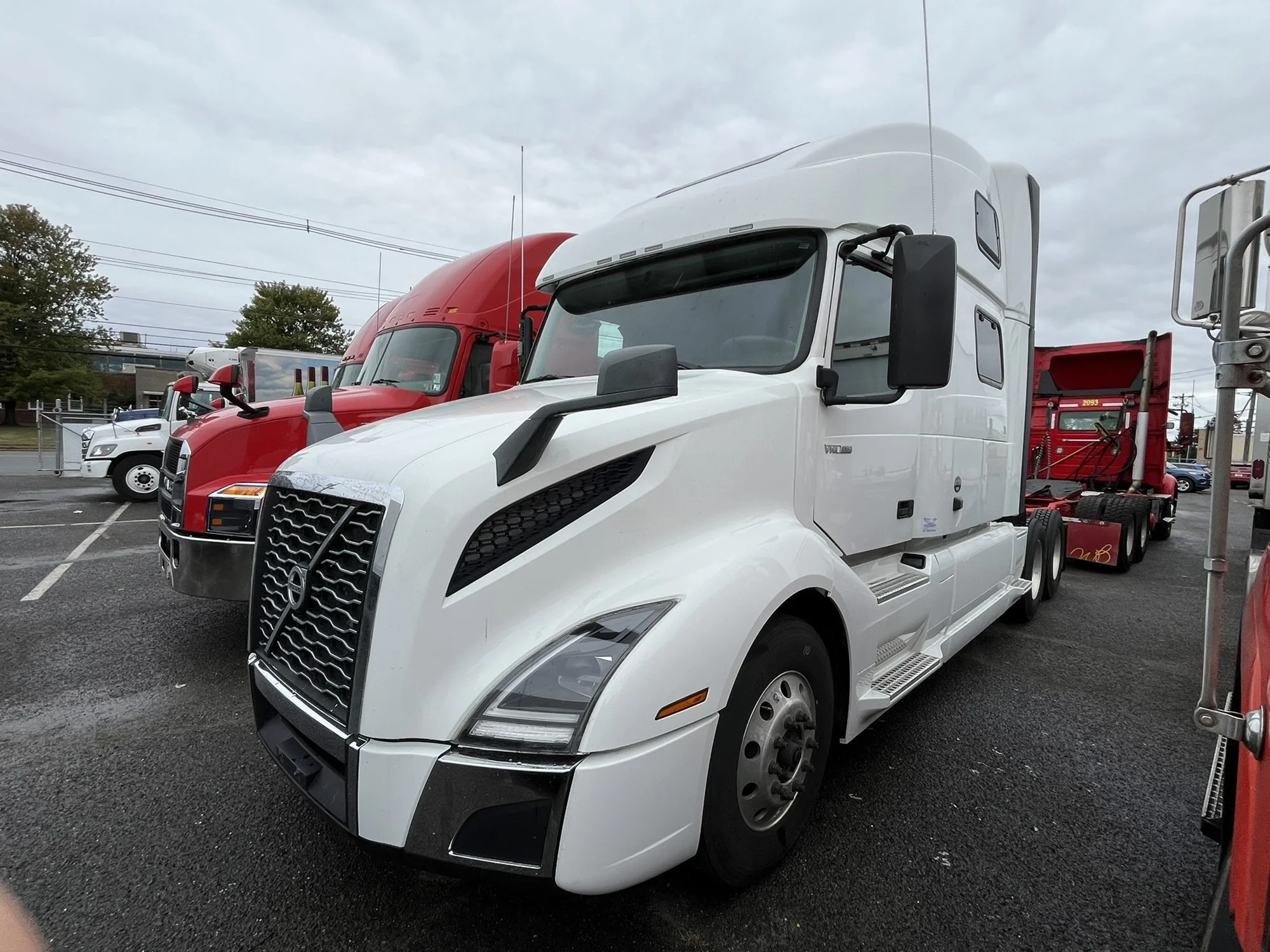 2023 Volvo VNL 860 - image 2