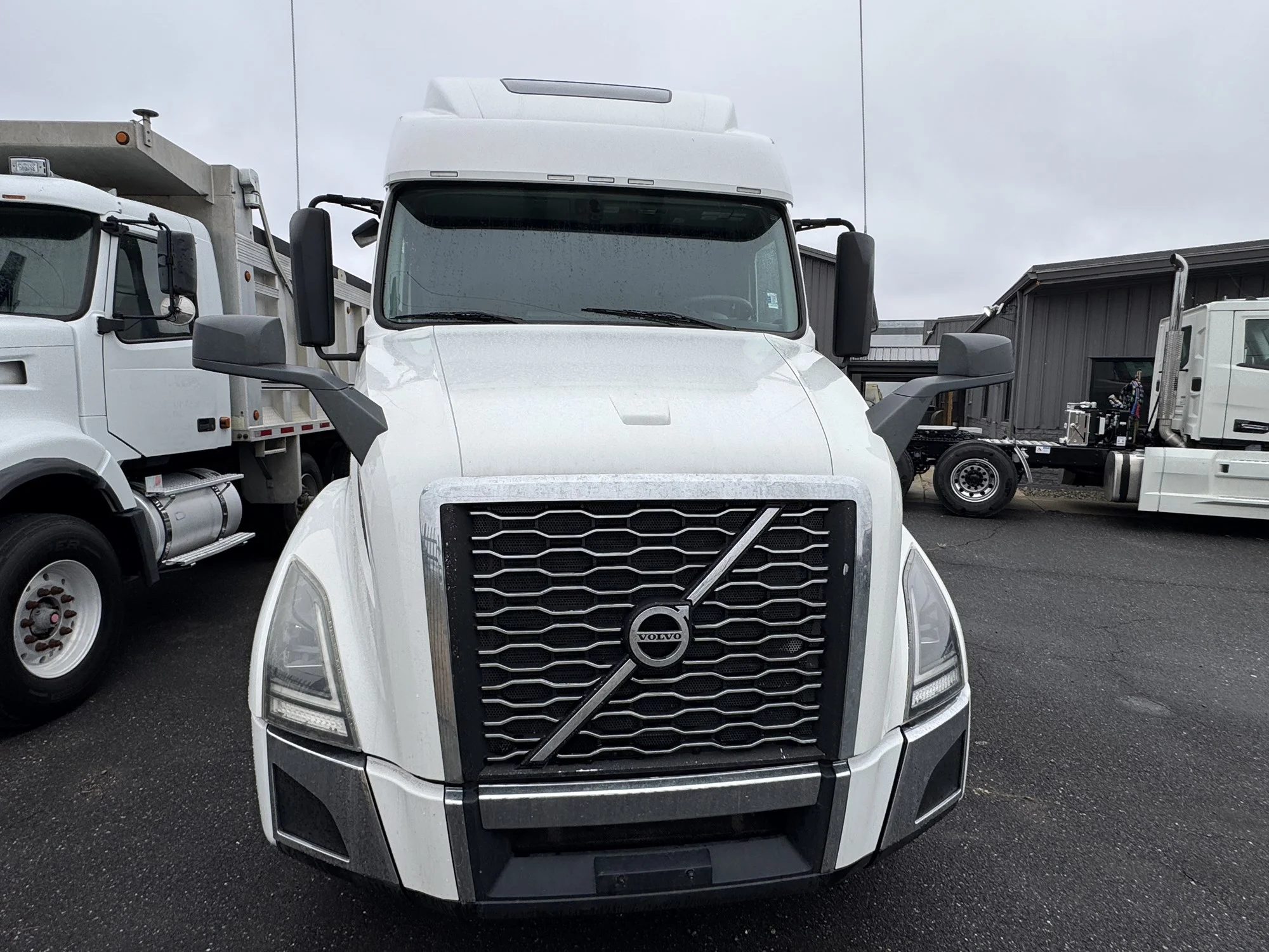 2023 Volvo VNL 860 - image 4