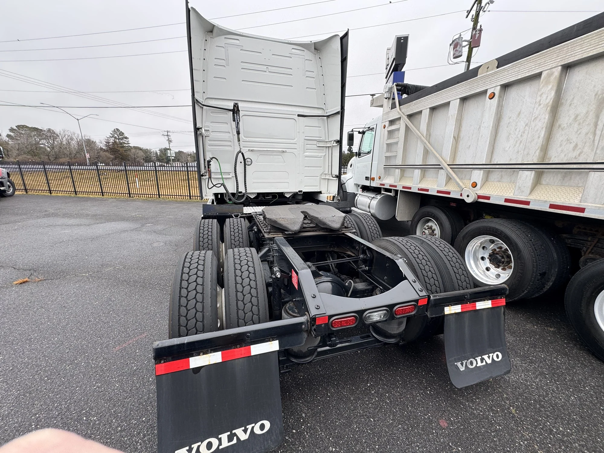 2023 Volvo VNL 860 - image 5