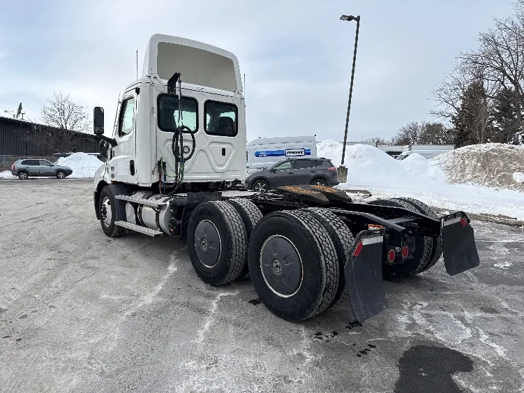 2021 Freightliner Cascadia in Albany, NY — photo 5