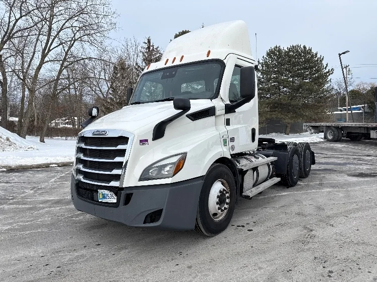 2021 Freightliner Cascadia in Albany, NY — photo 3
