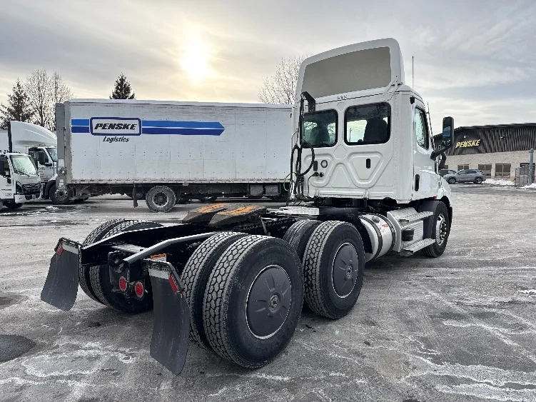 2021 Freightliner Cascadia in Albany, NY — photo 7