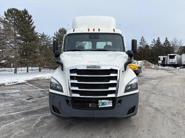 2021 Freightliner Cascadia in Albany, NY — photo 2
