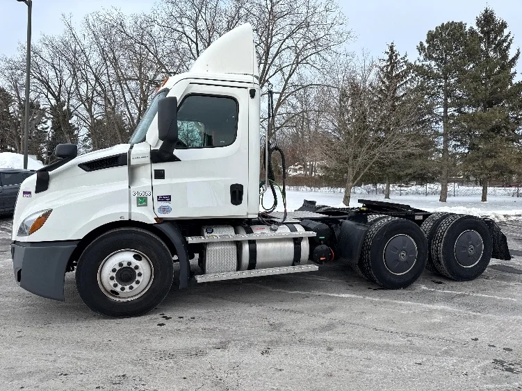 2021 Freightliner Cascadia in Albany, NY — photo 4