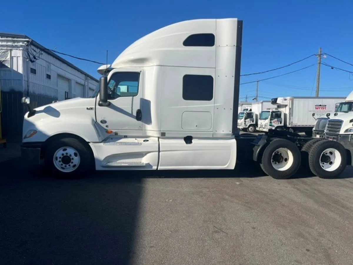2019 International LT in Newark, NJ — photo 7