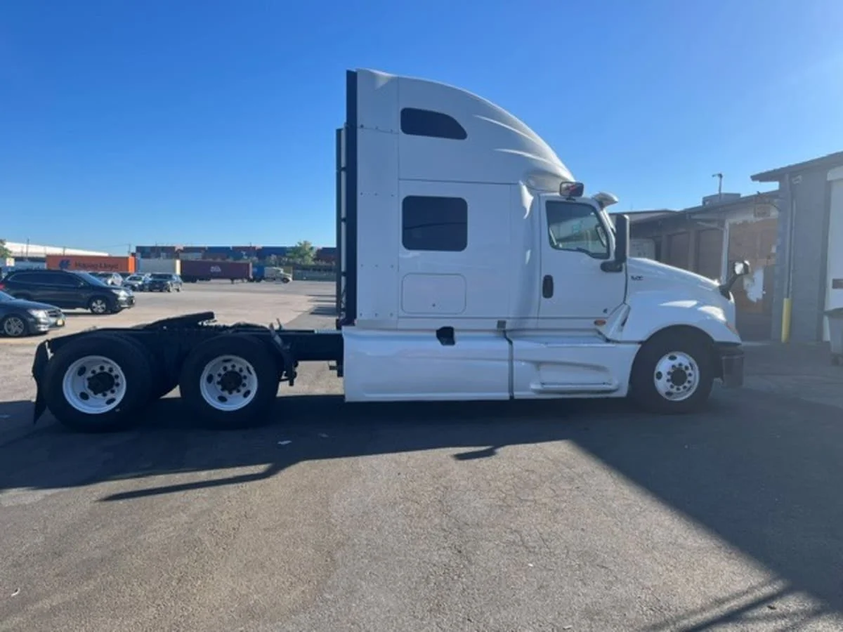 2019 International LT in Newark, NJ — photo 8