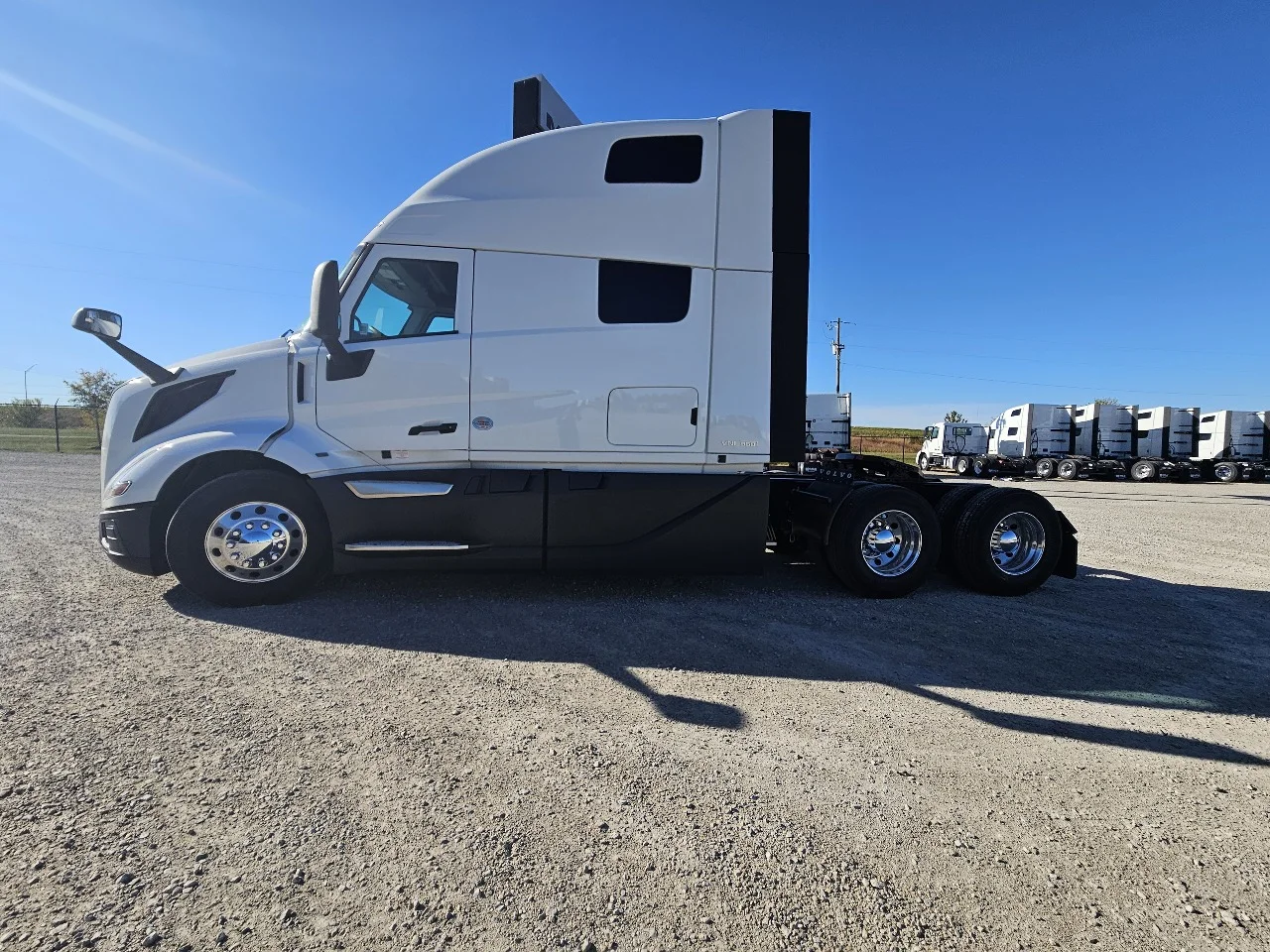 2026 Volvo VNL 860 in Indianapolis, IN — photo 8