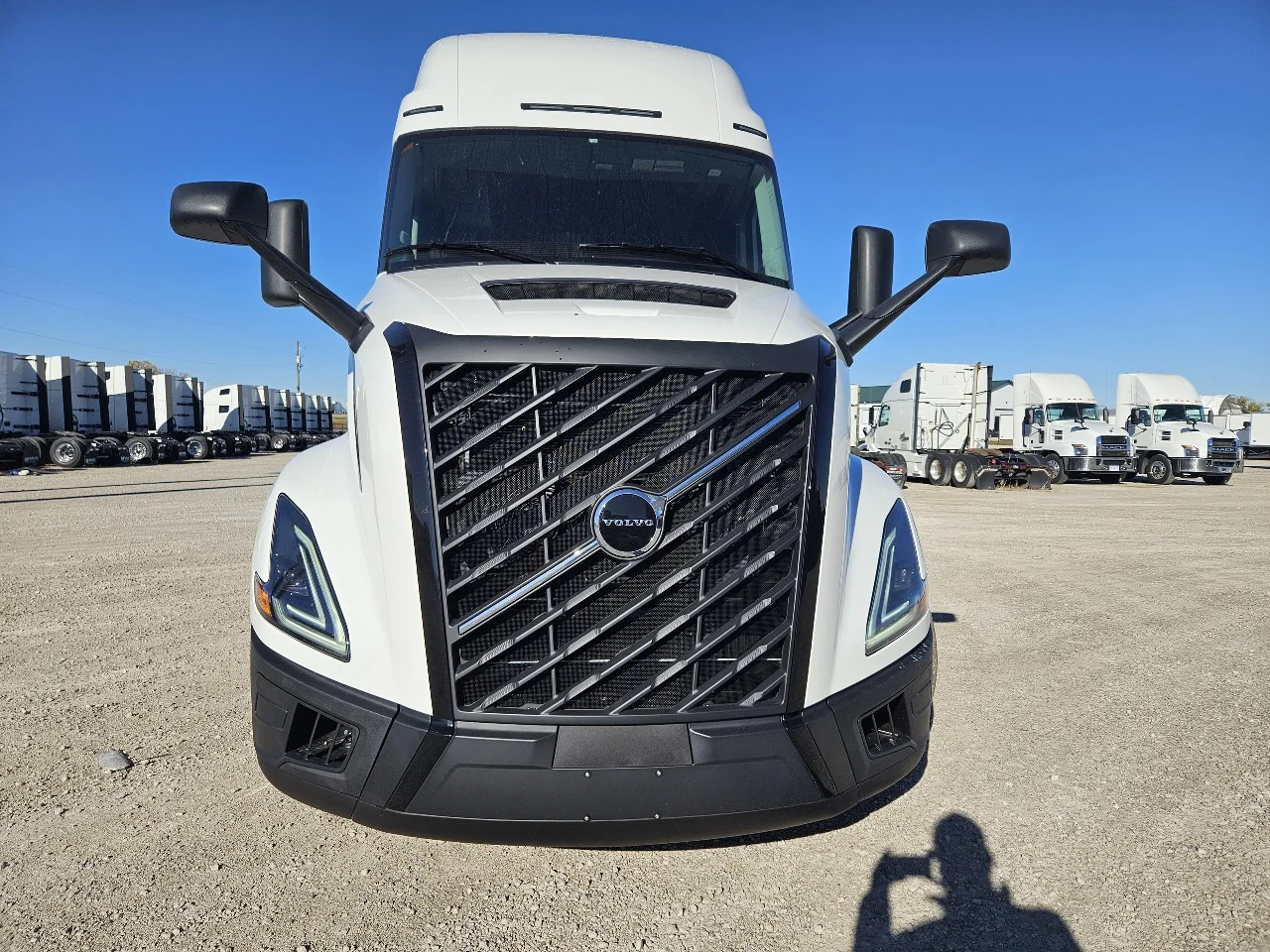 2026 Volvo VNL 860 in Indianapolis, IN — photo 2