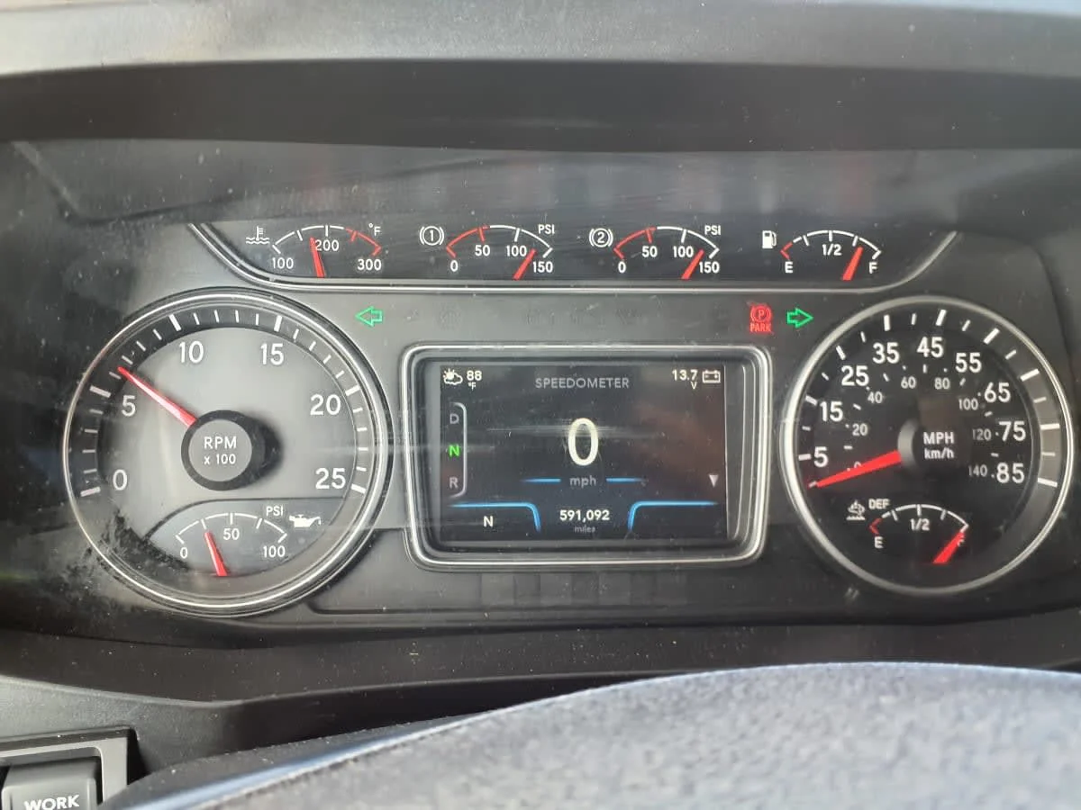 2019 International LT - image 10