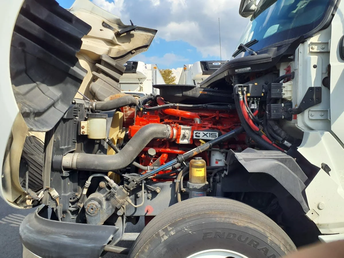 2019 International LT - image 9