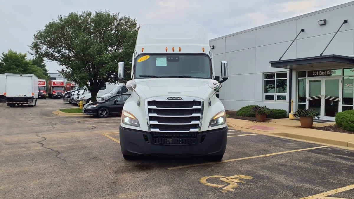2023 Freightliner Cascadia in Bolingbrook, IL — photo 2