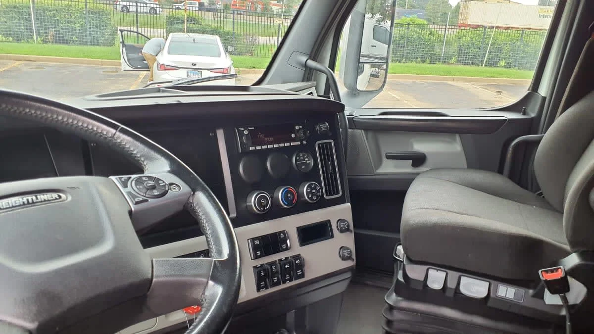 2023 Freightliner Cascadia in Bolingbrook, IL — photo 7