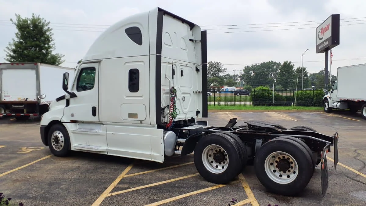 2023 Freightliner Cascadia in Bolingbrook, IL — photo 6