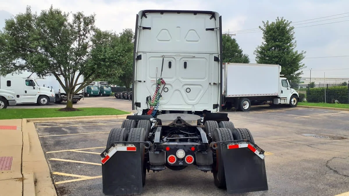2023 Freightliner Cascadia in Bolingbrook, IL — photo 5