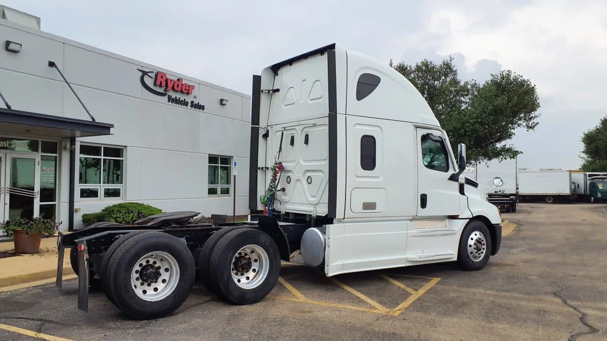 2023 Freightliner Cascadia in Bolingbrook, IL — photo 4