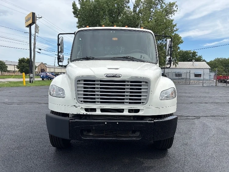 2021 Freightliner eM2 in Middlefield, OH — photo 2