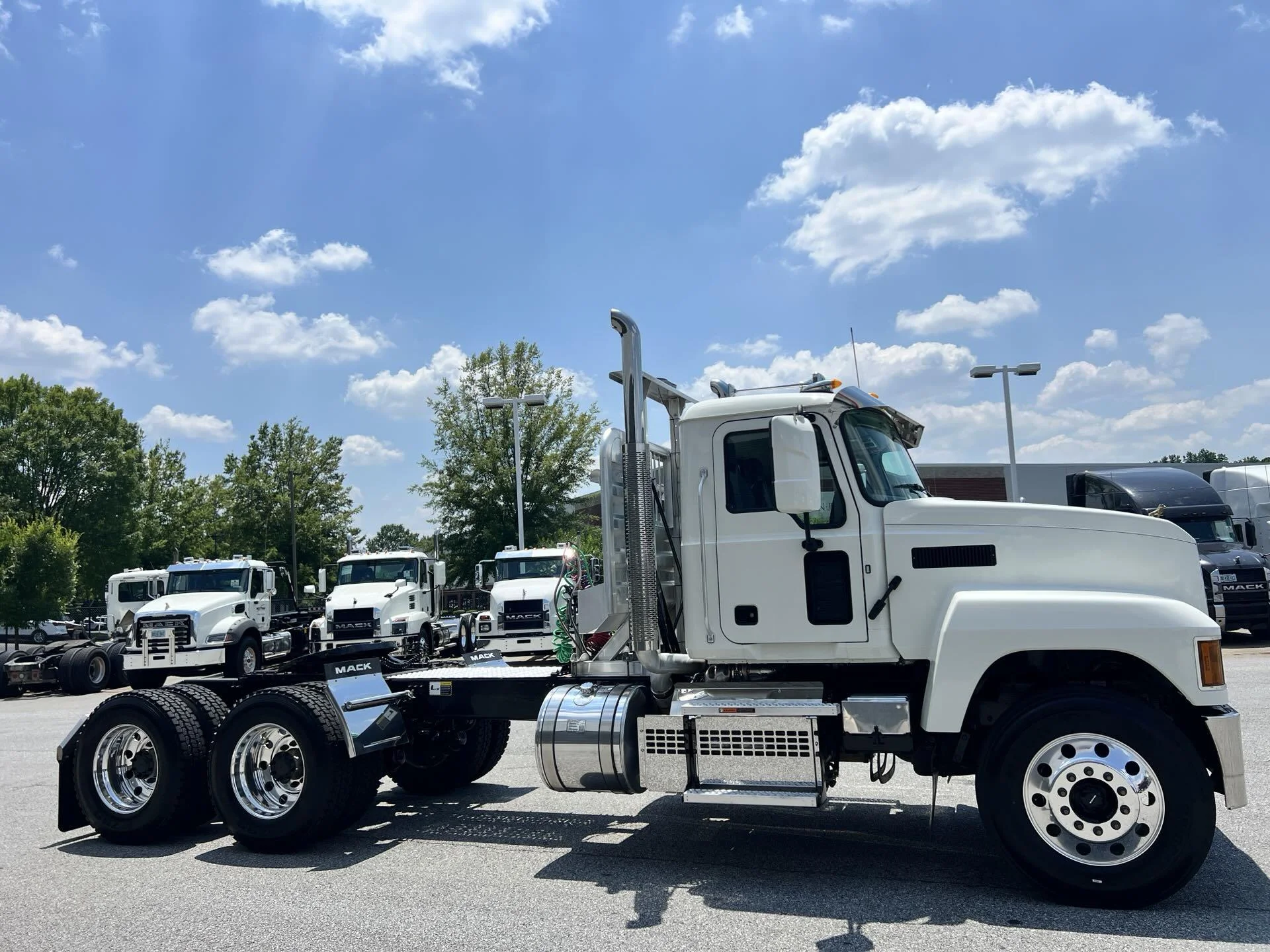 2025 Mack Pinnacle - image 10