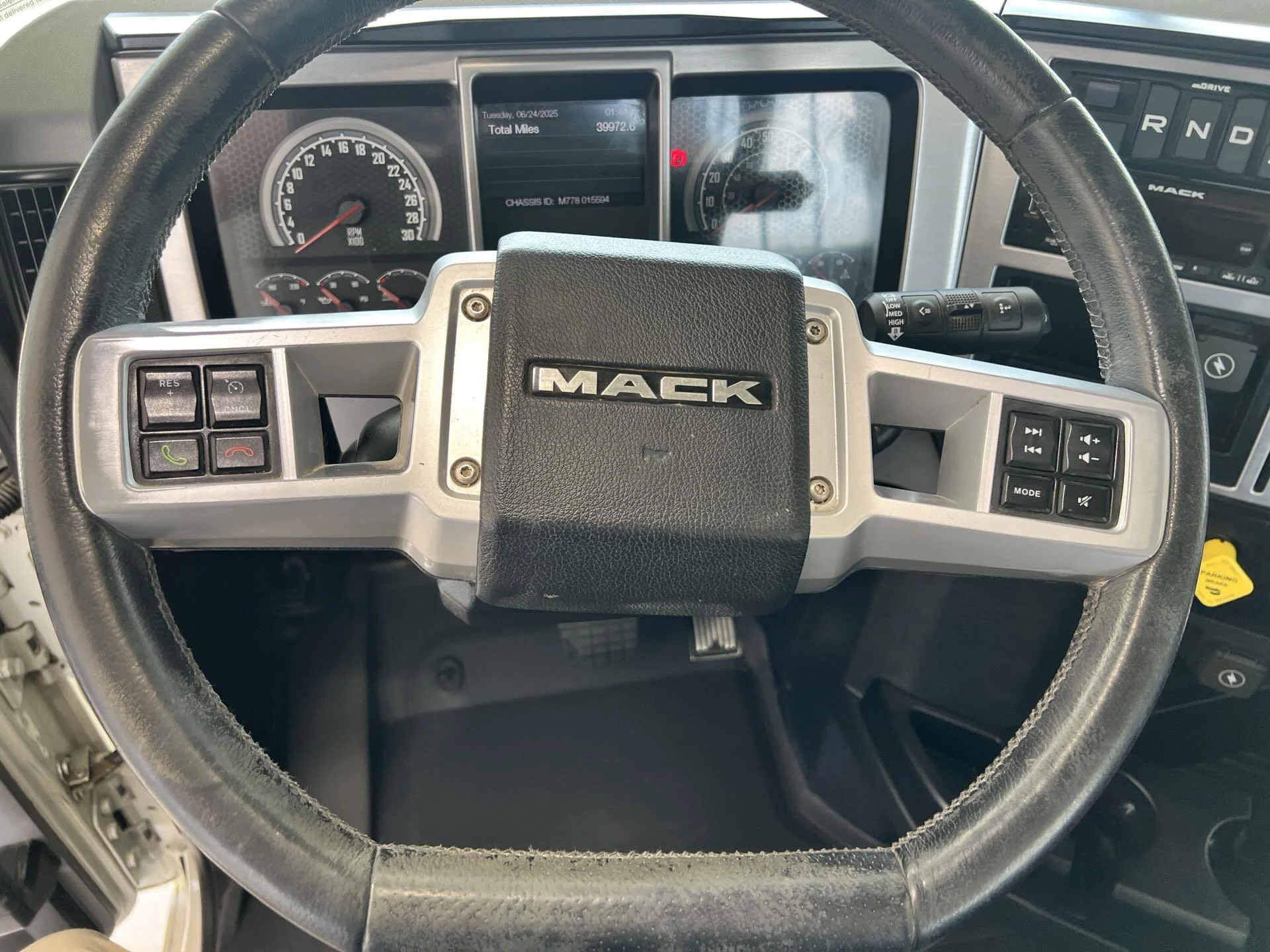 2025 Mack Pinnacle - image 16