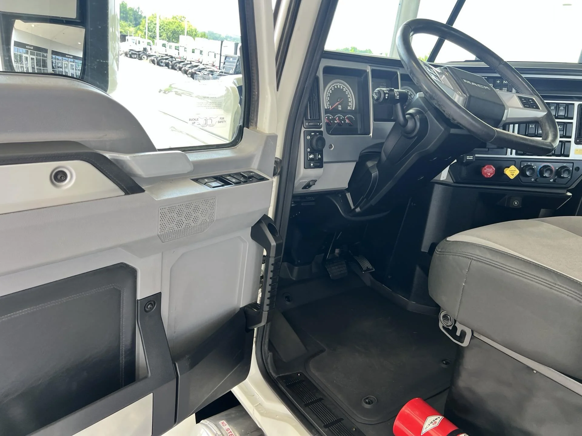 2025 Mack Pinnacle - image 22