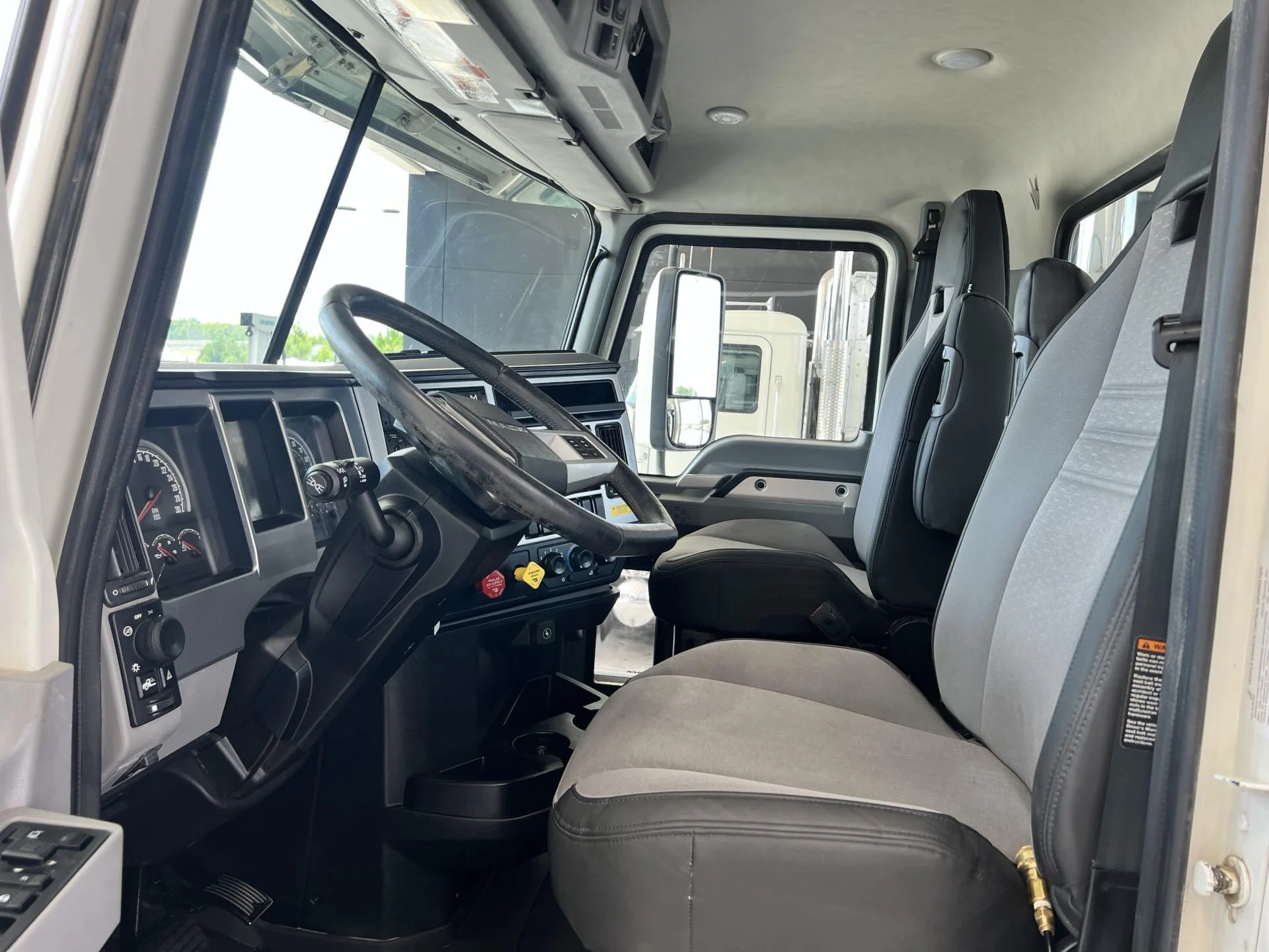 2025 Mack Pinnacle - image 18