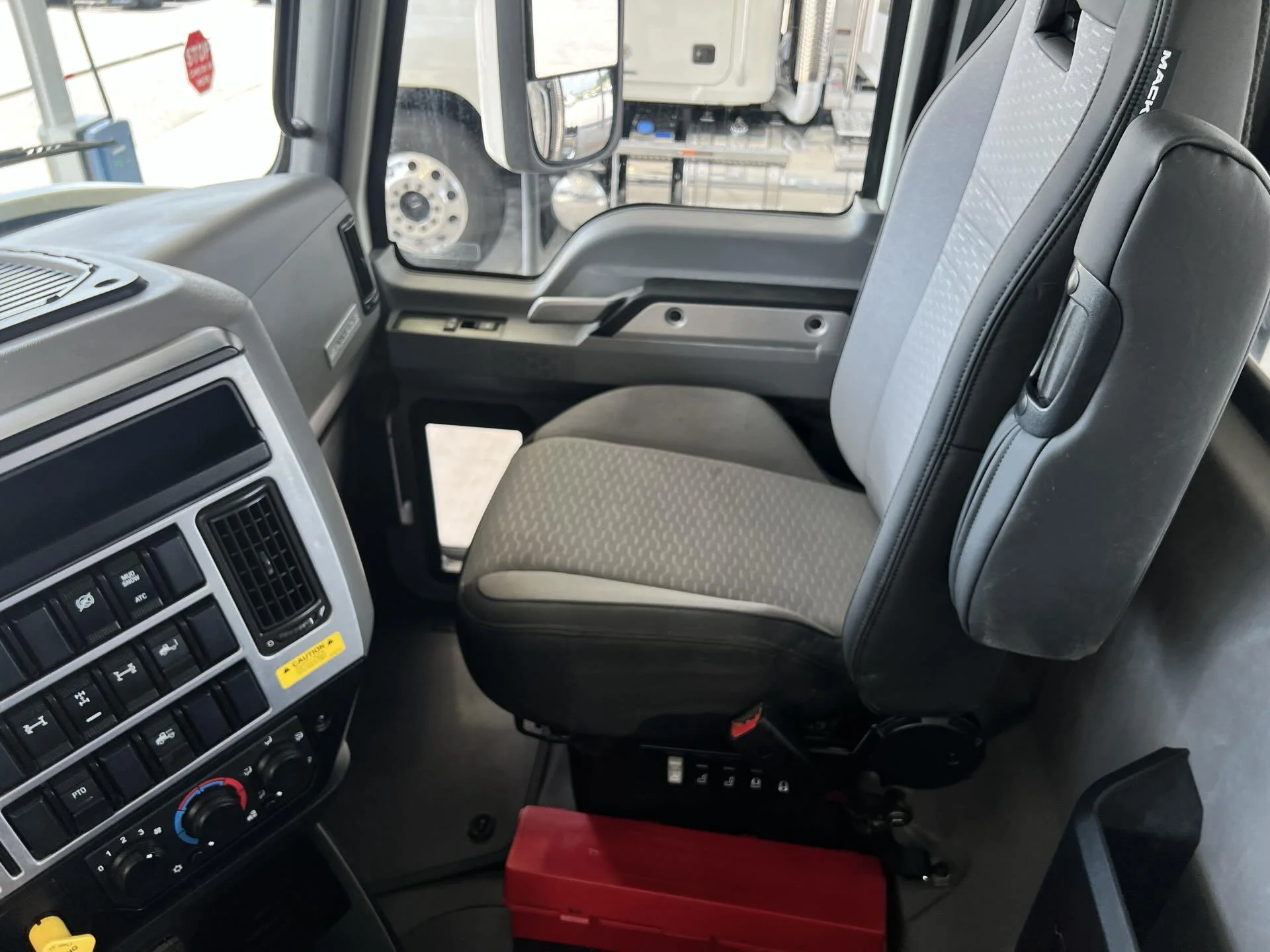 2025 Mack Pinnacle - image 20