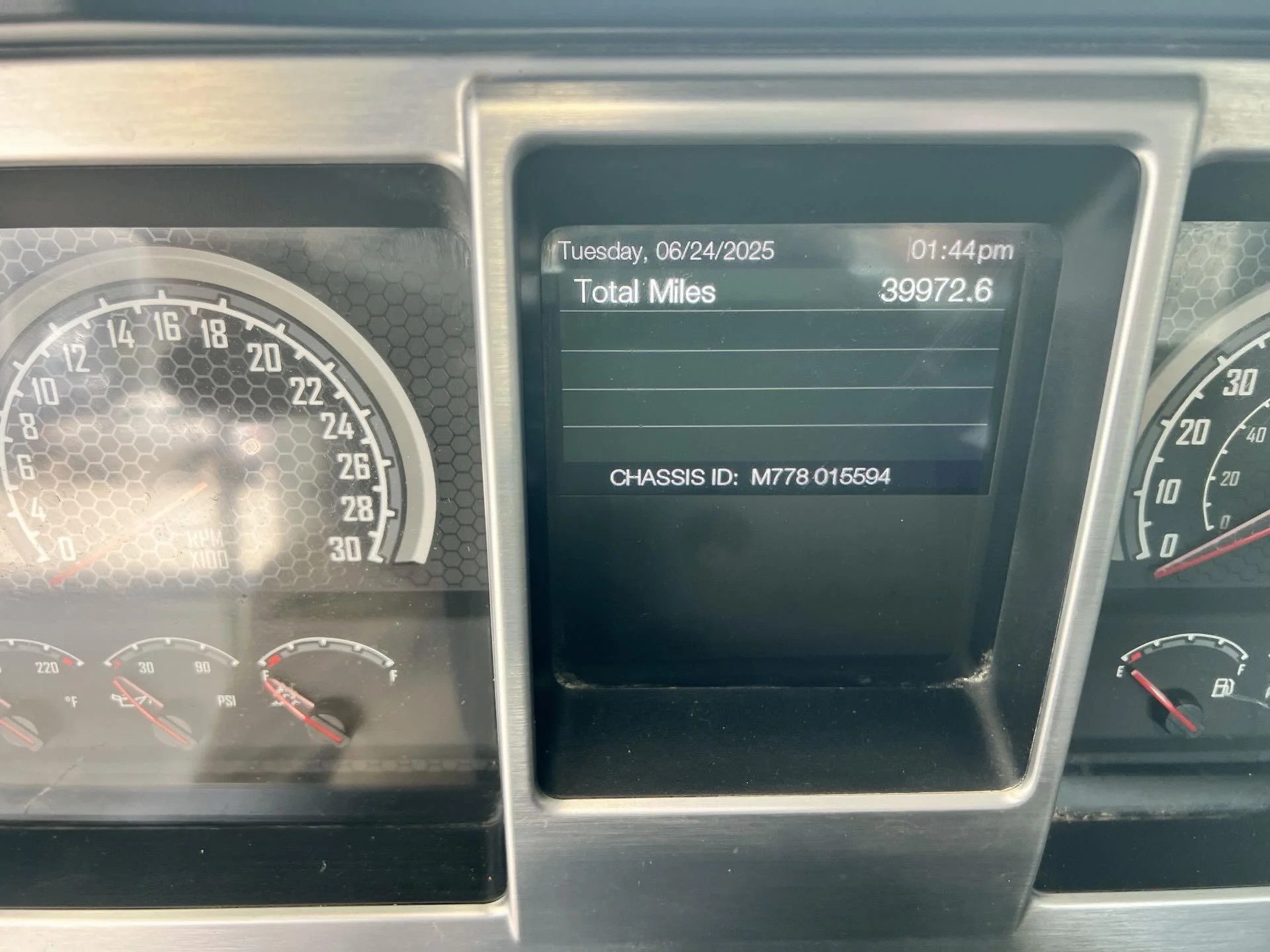 2025 Mack Pinnacle - image 17