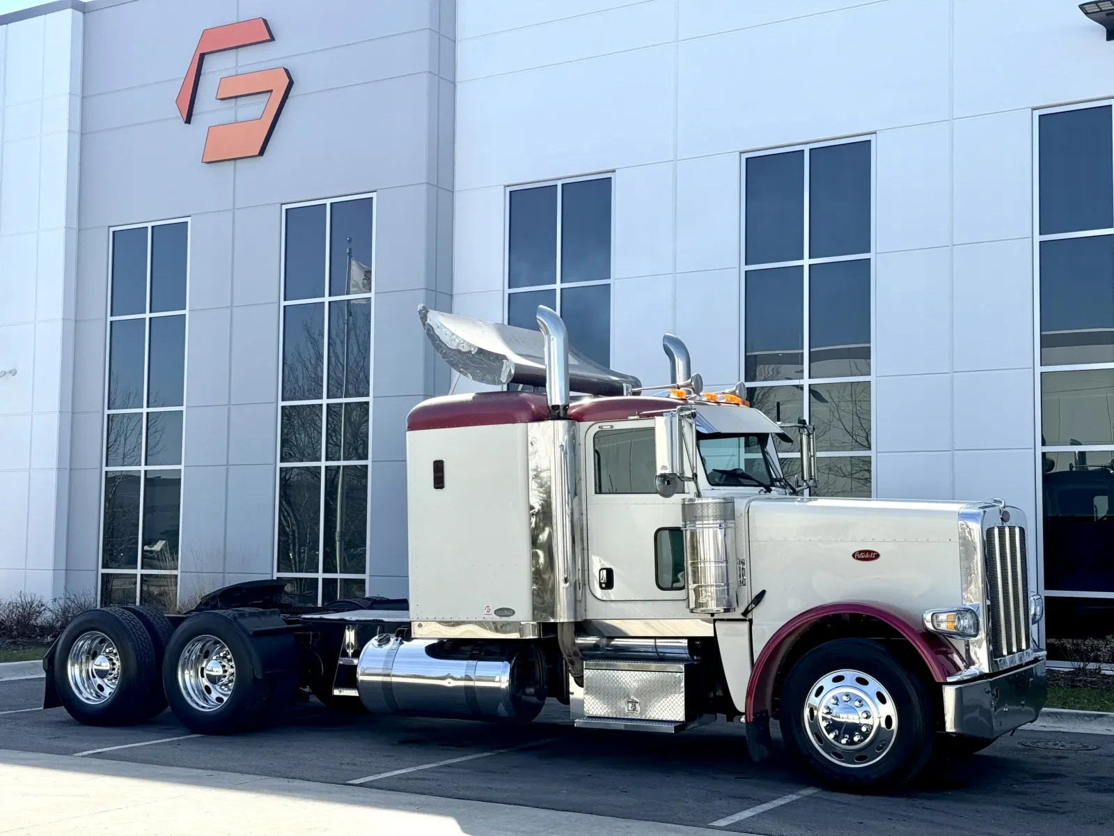 2008 Peterbilt 388 in New Lenox, IL — photo 2
