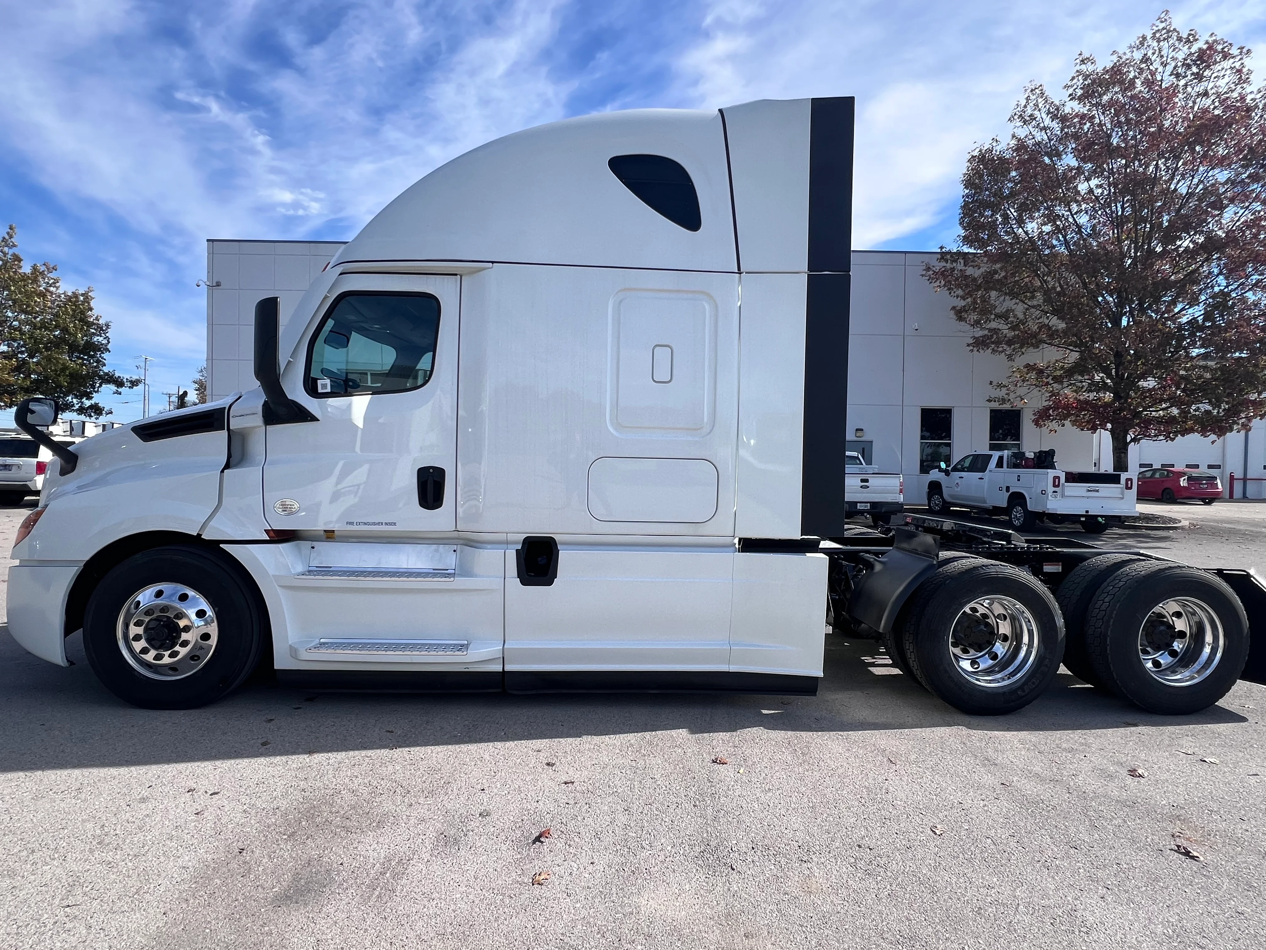 2021 Freightliner Cascadia in Nashville Isuzu, TN — photo 2