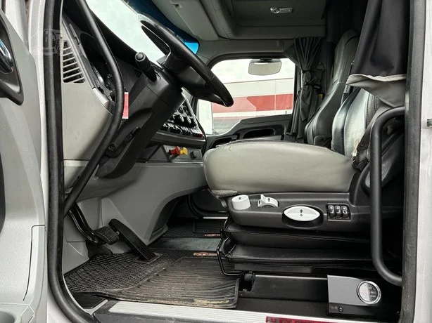 2022 Kenworth T880 - image 20