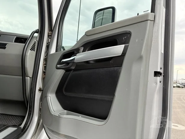 2022 Kenworth T880 - image 21