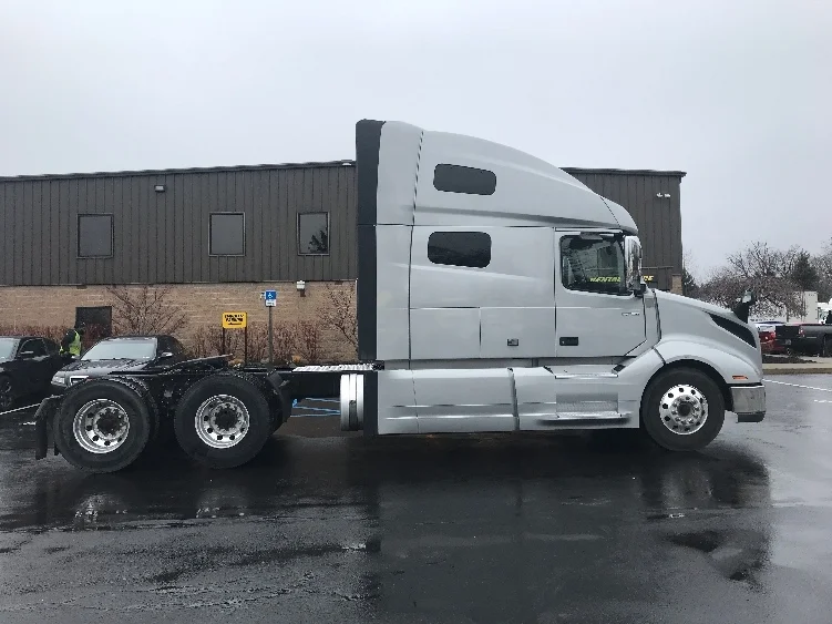 2022 Volvo VNL 760 in Bensalem, PA — photo 8