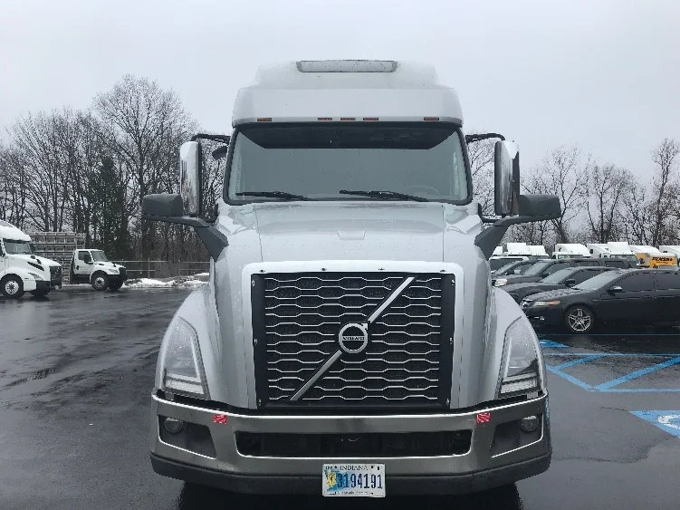 2022 Volvo VNL 760 in Bensalem, PA — photo 2